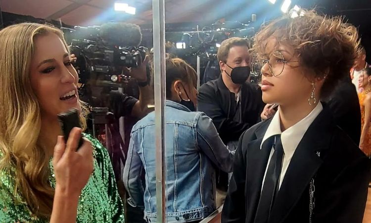 A picture of Havan Flores (right) on a red carpet. 